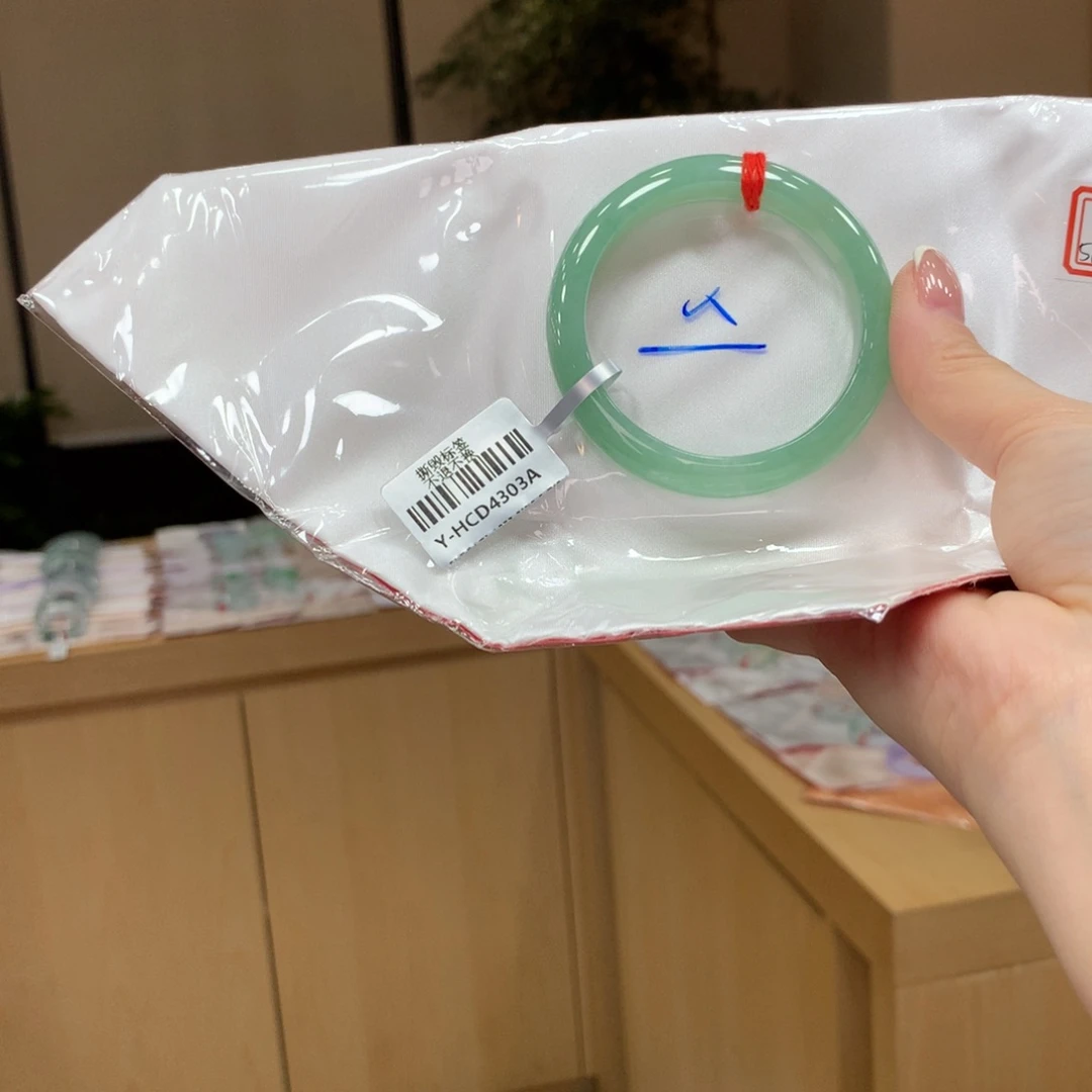 翡翠手镯未镶嵌不退不换