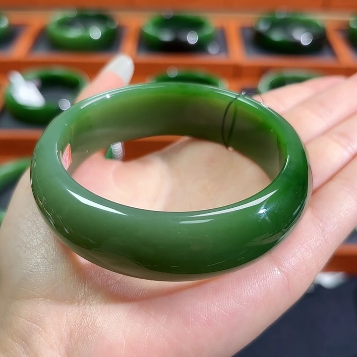 和田玉（碧玉）未镶嵌手镯白加绿