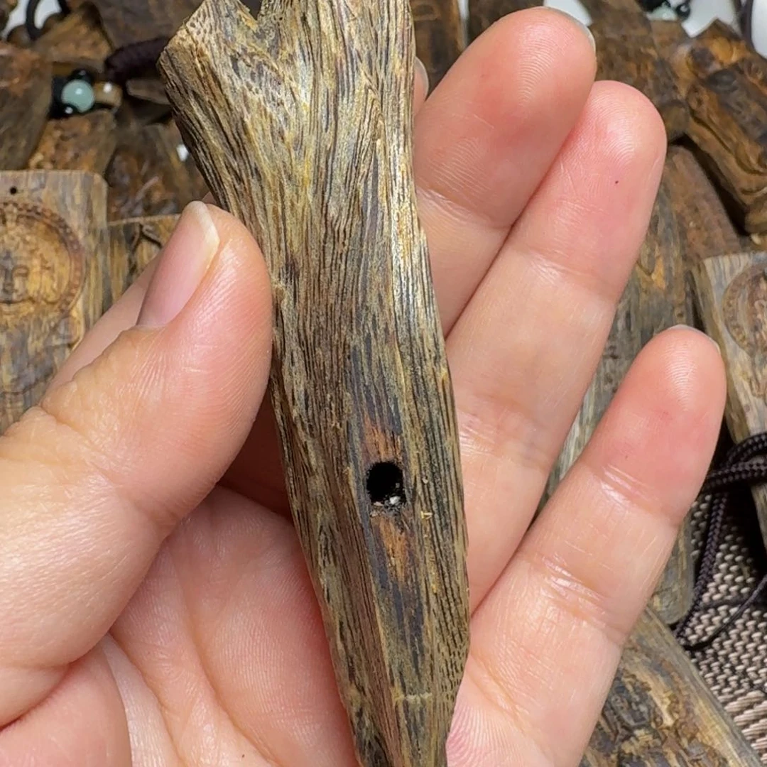 沉香摆件白棋手把件虫漏13.9克