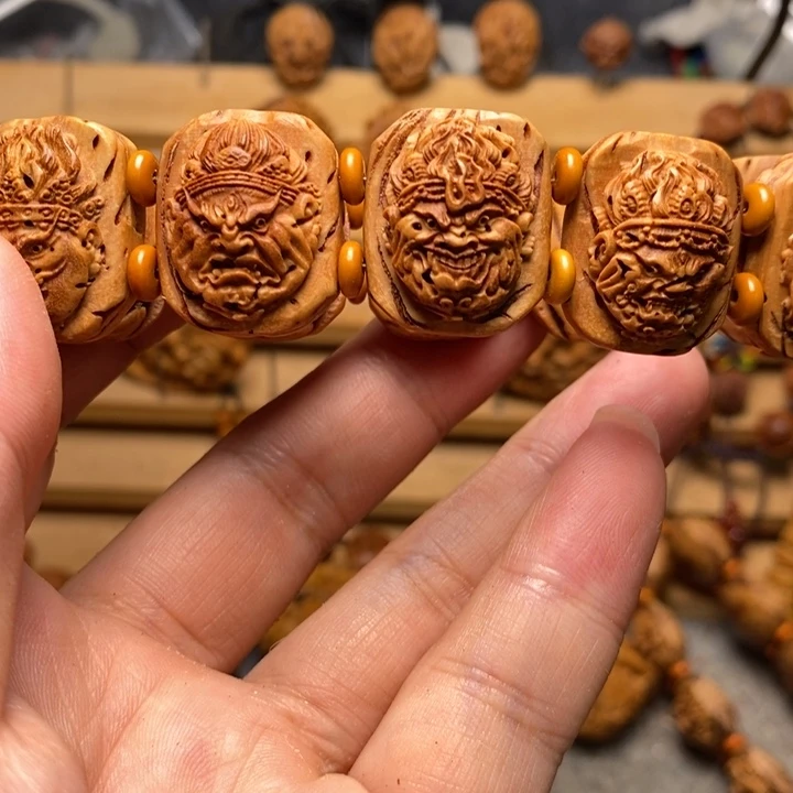 桃核雕刻不动明王手牌