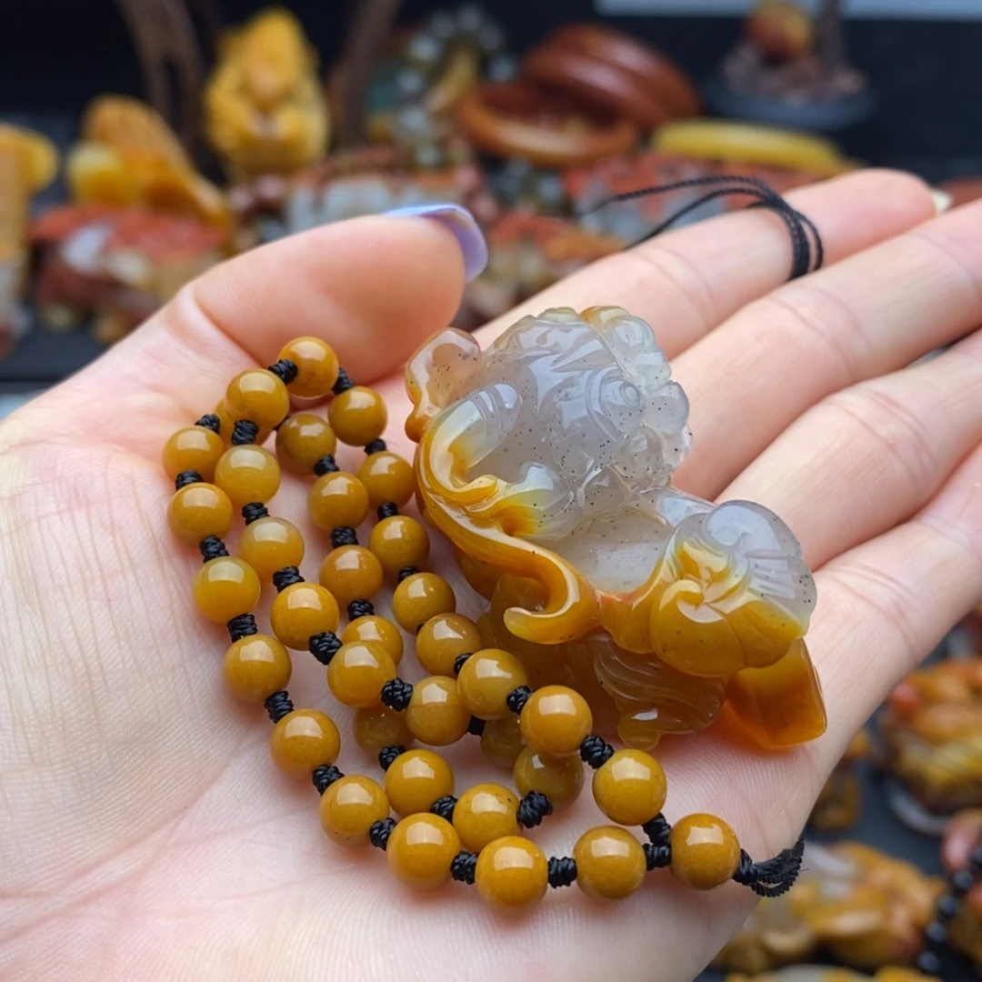 有***大石英质玉（黄龙玉）未镶嵌颈饰
