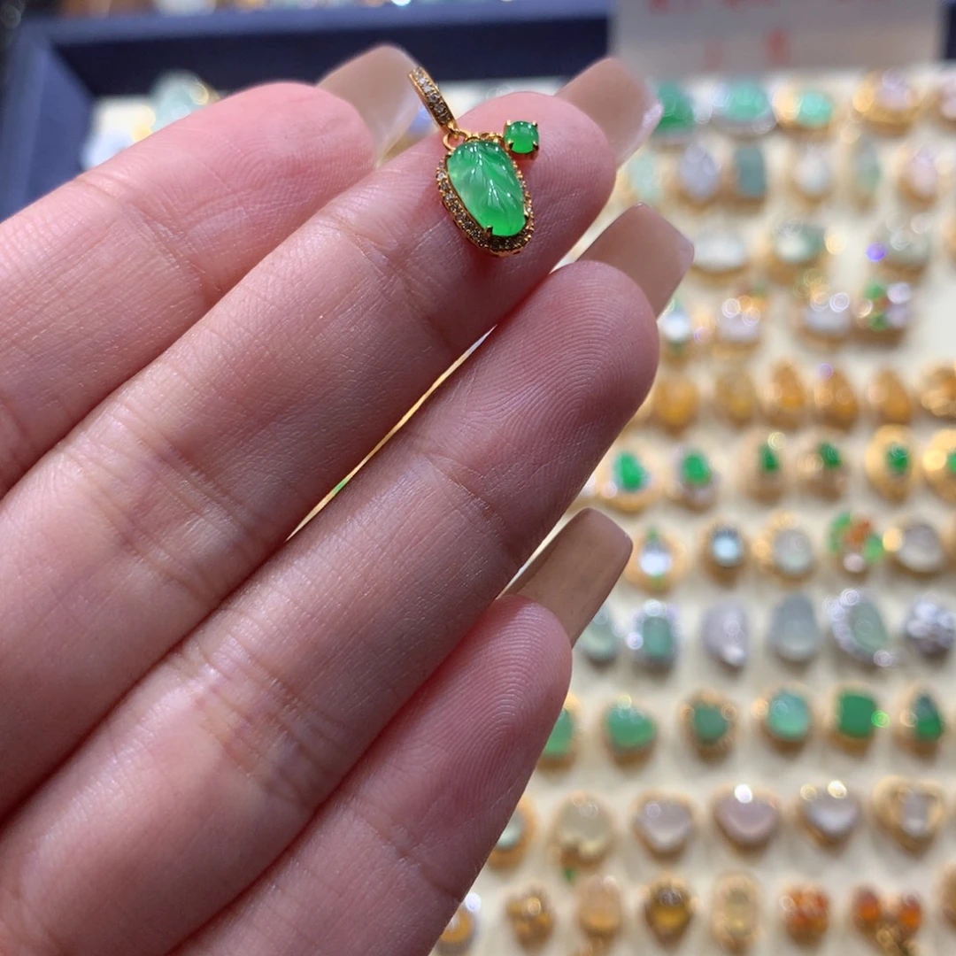 蓝***云翡翠18K金镶嵌颈饰翡翠