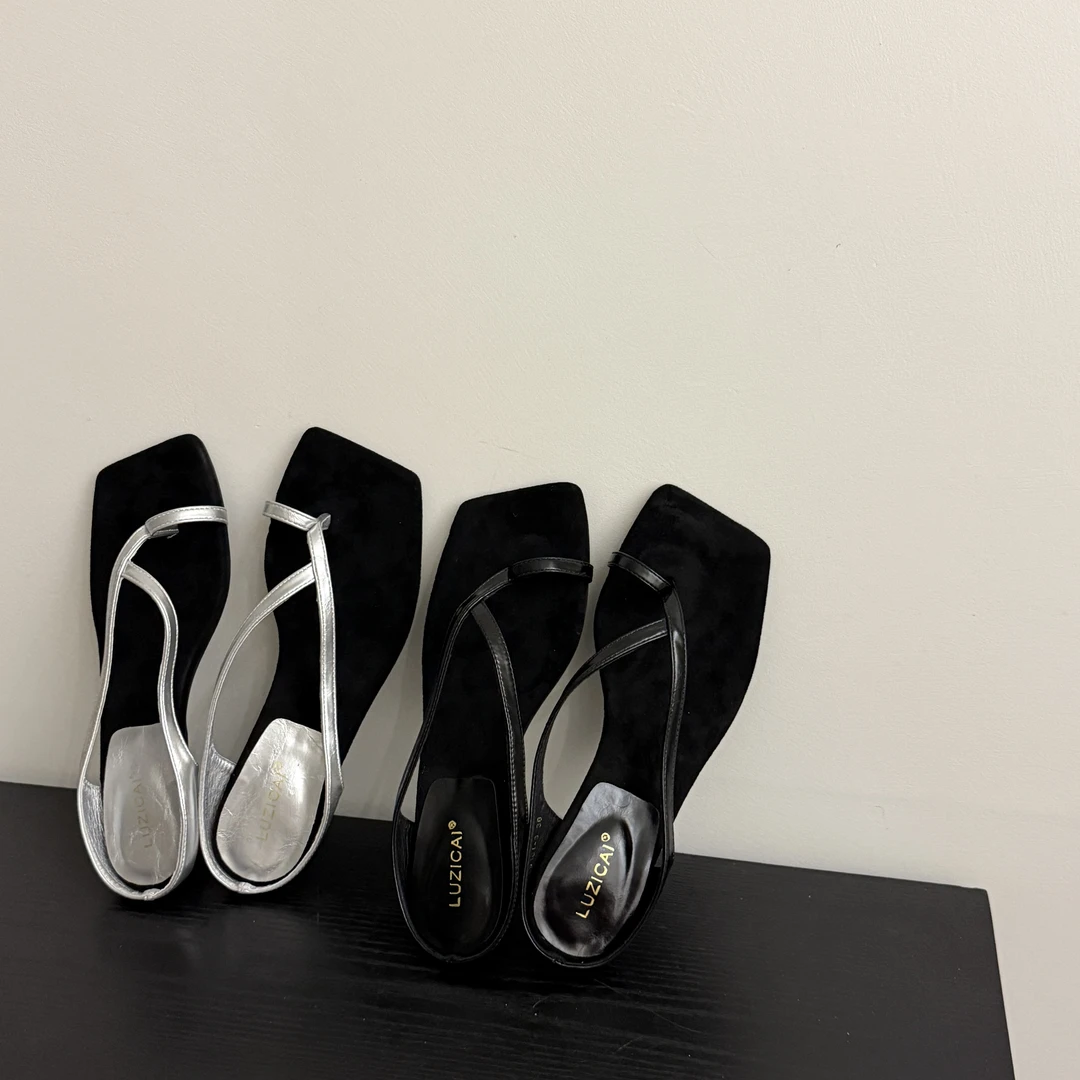 慢西西新品高级感黑银色拼色套趾低跟凉拖鞋女夏季细带穆勒凉鞋