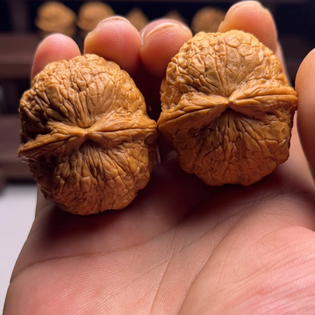 文玩核桃把件金丝绣球