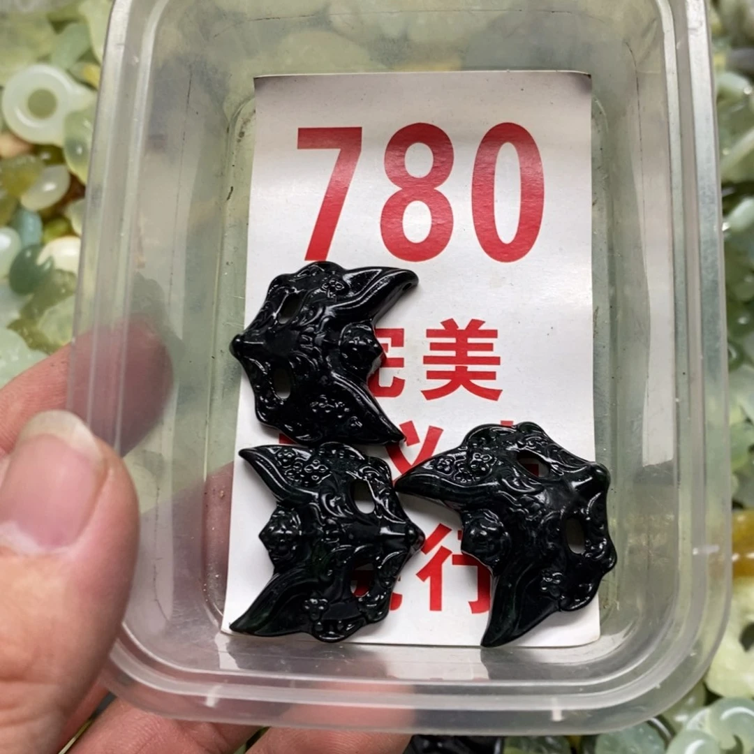 蛇纹石玉挂坠未镶嵌