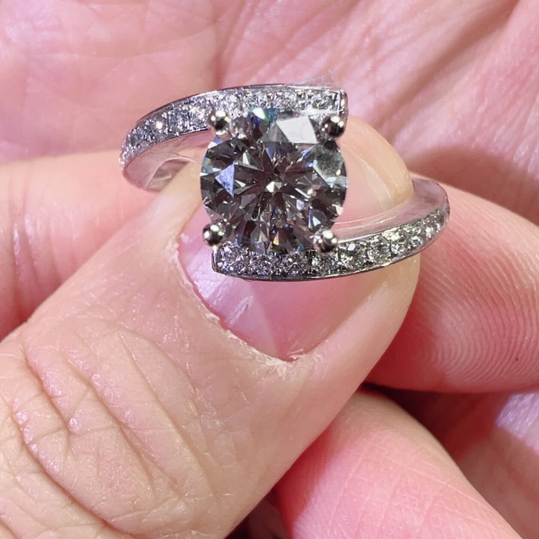 实验室培育钻石18K金镶嵌扭臂四爪13圈