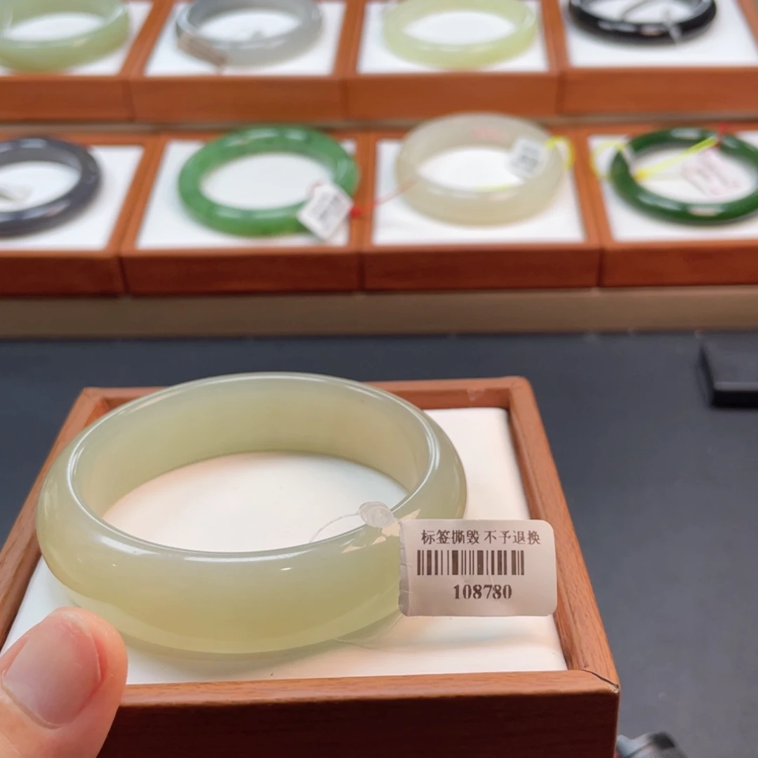 【闪购商品】未镶嵌手镯和田玉57奶蓝59.2