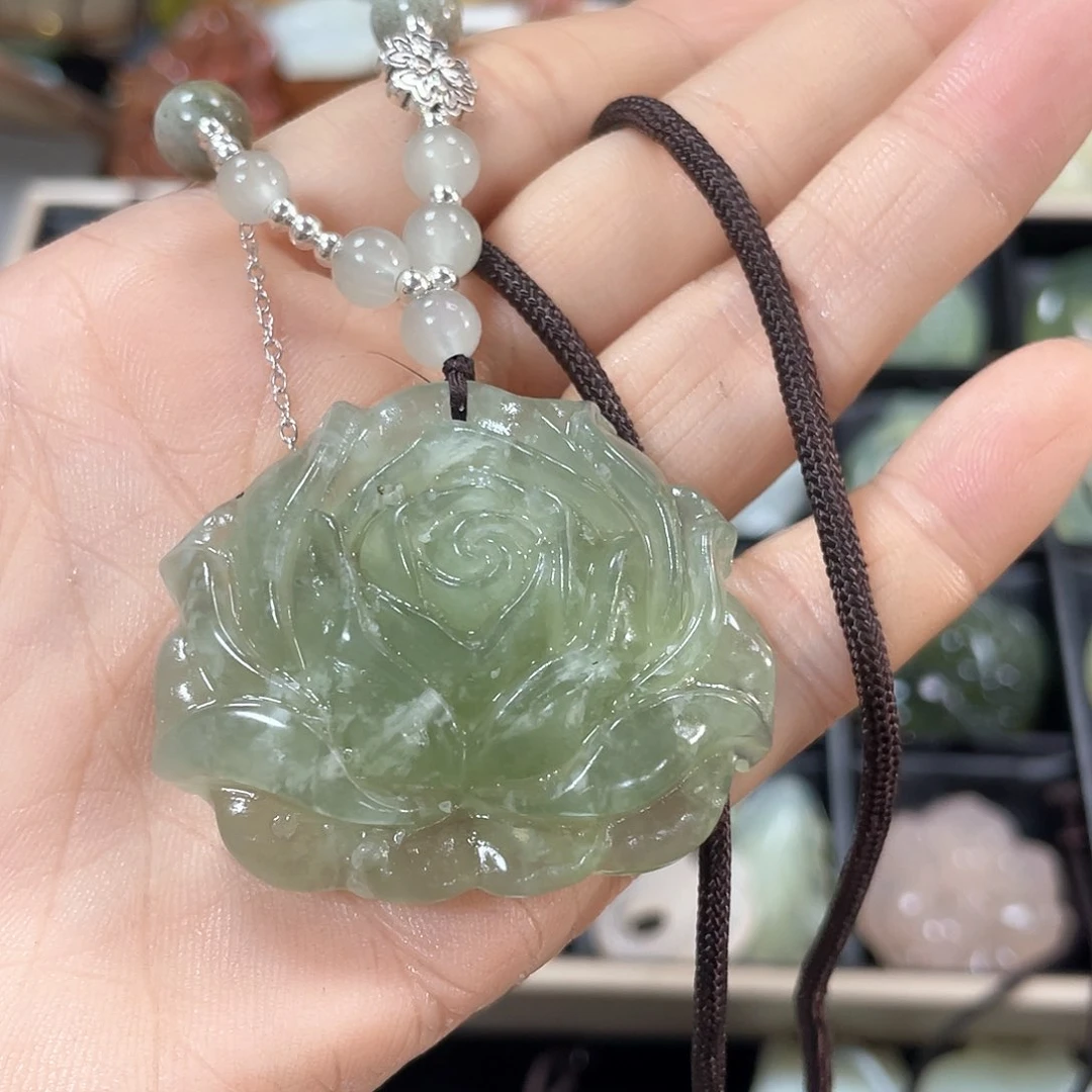 蛇纹石玉颈饰合金