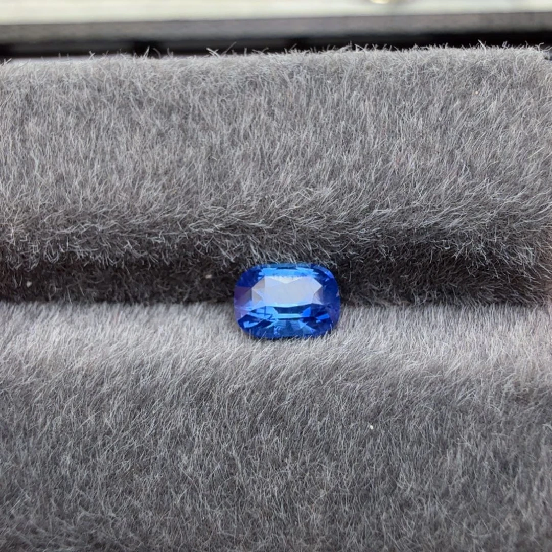 蓝宝石裸石1.11克拉老烧矢车菊