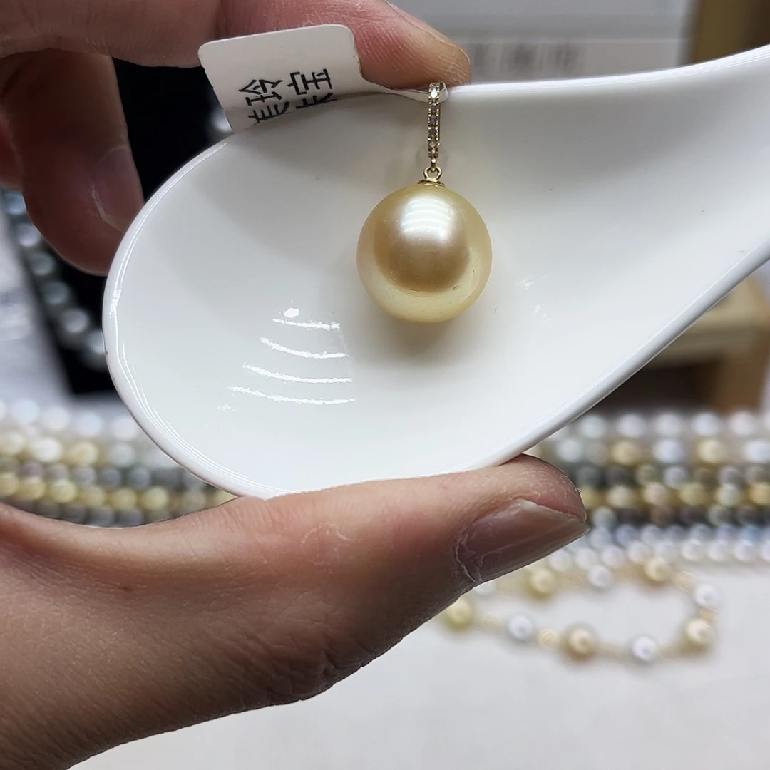 颈饰18K金镶嵌海水珍珠