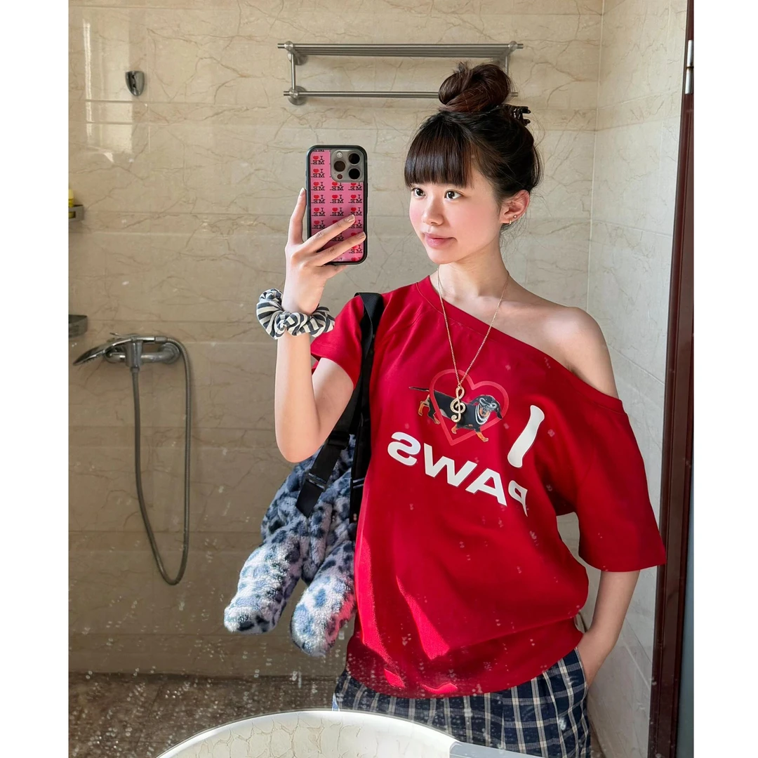 美式辣妹红色斜肩短袖女夏季腊肠狗印花露肩t恤宽松显瘦休闲上衣