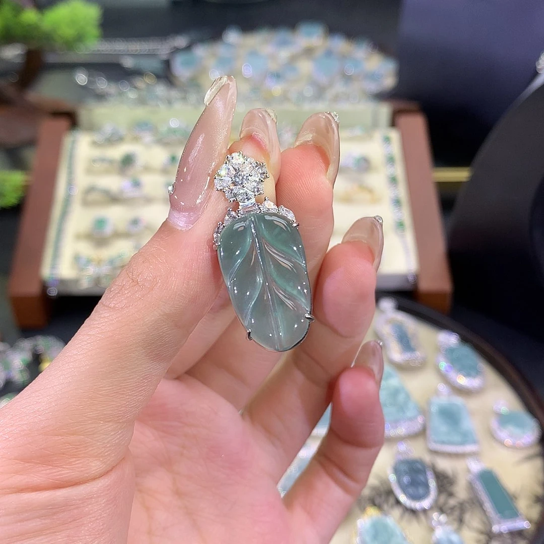 翡翠未镶嵌颈饰树叶吊坠