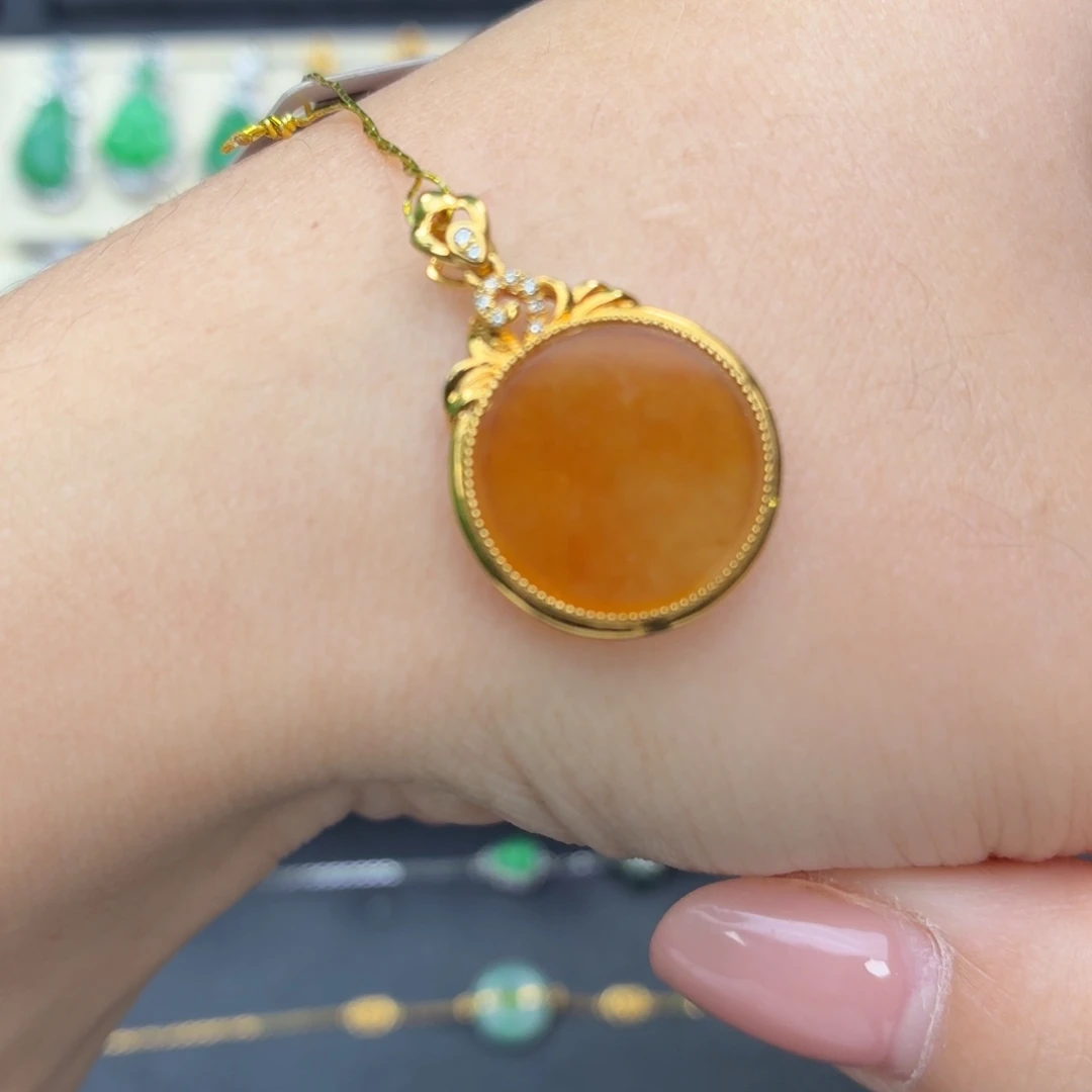 翡翠18K金镶嵌颈饰