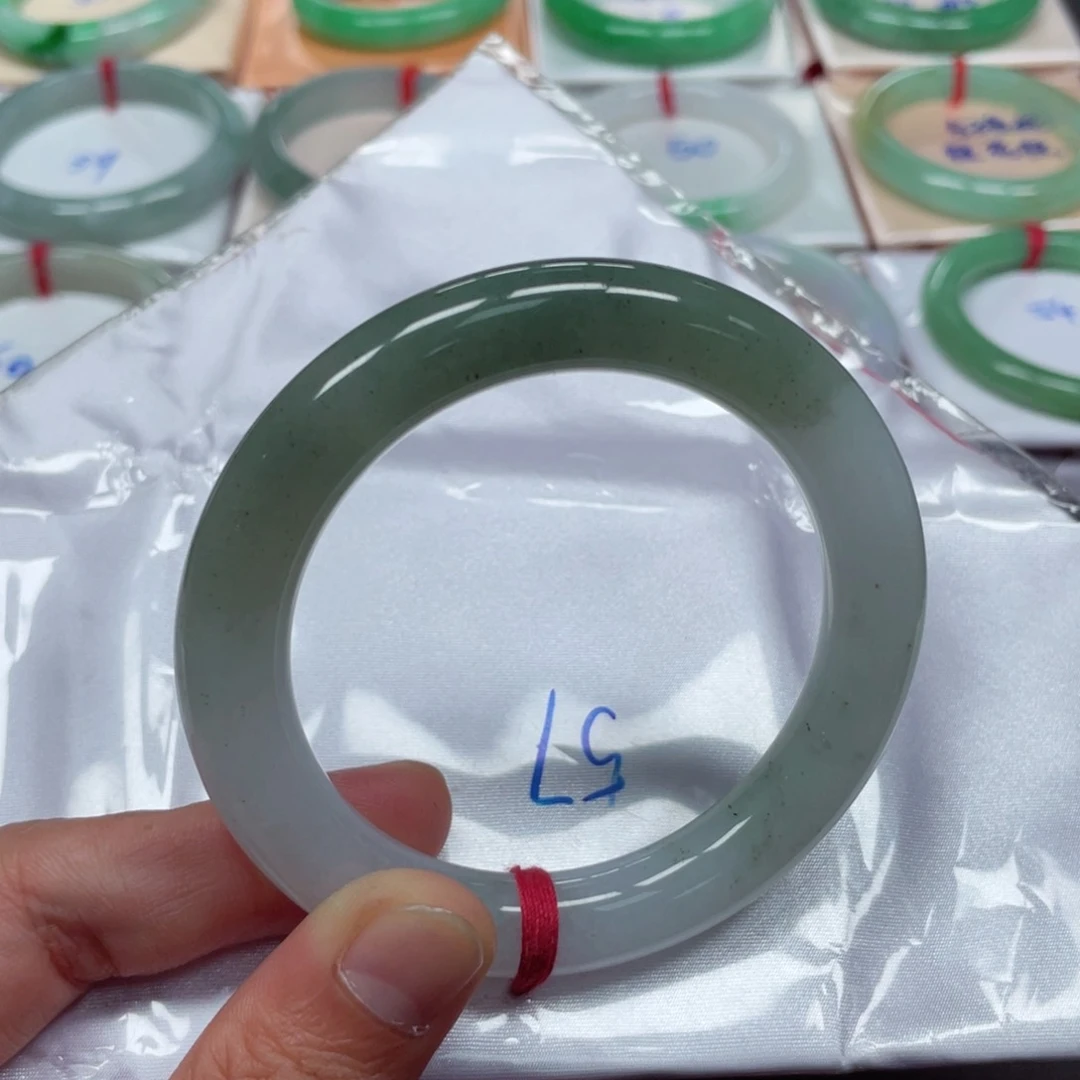 翡翠手镯未镶嵌翡翠手镯