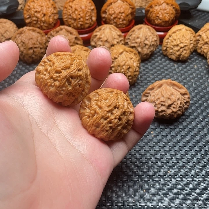 文玩核桃把件三角白37