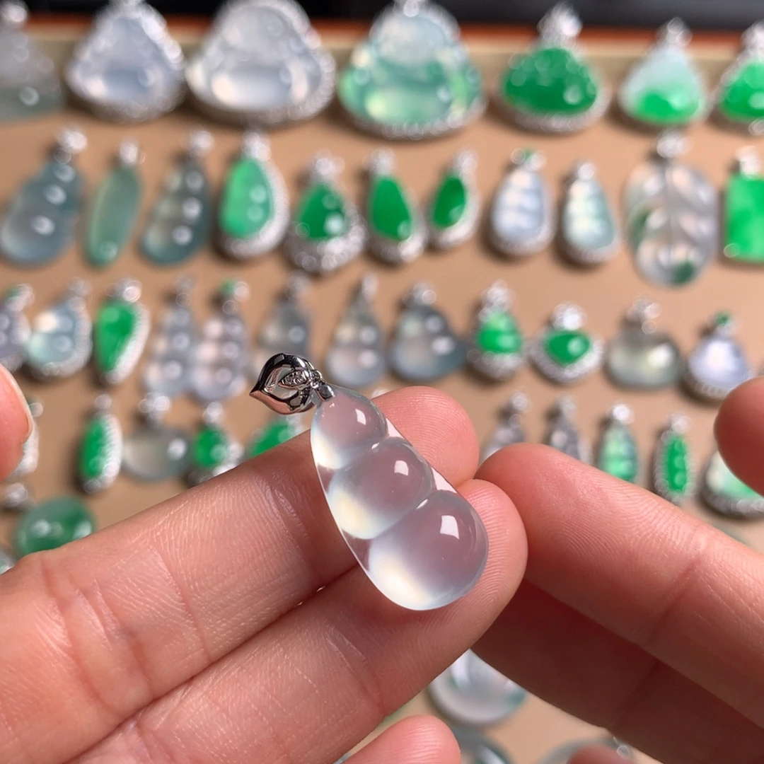 翡翠18K金镶嵌吊坠(不含链)很饱满冰福豆