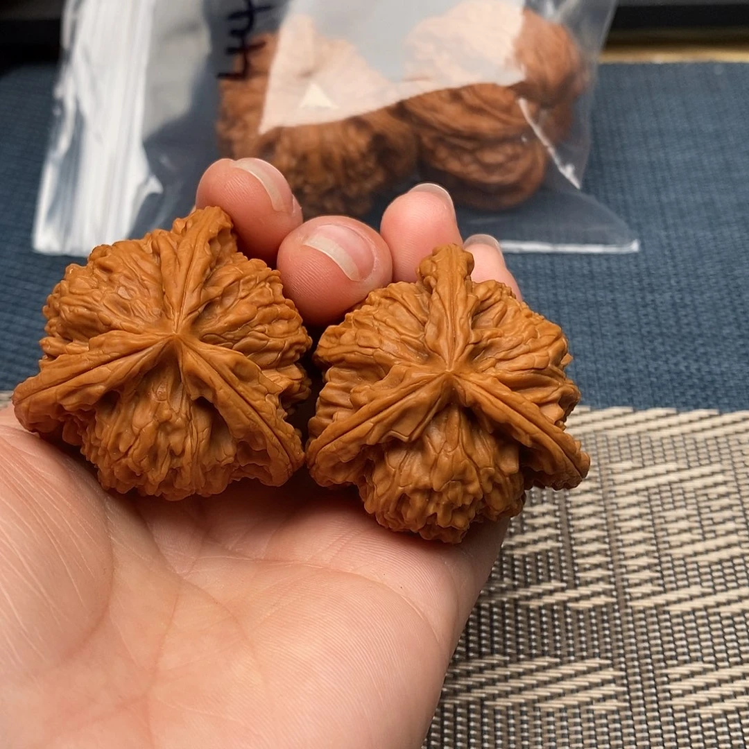 邢***下文玩核桃吊坠三棱