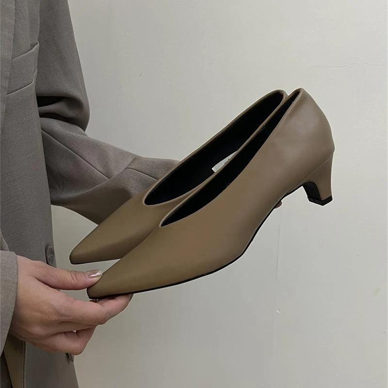 粗跟高跟鞋女2025新款春秋洋气复古尖头头单鞋V口女巫鞋奶奶鞋女