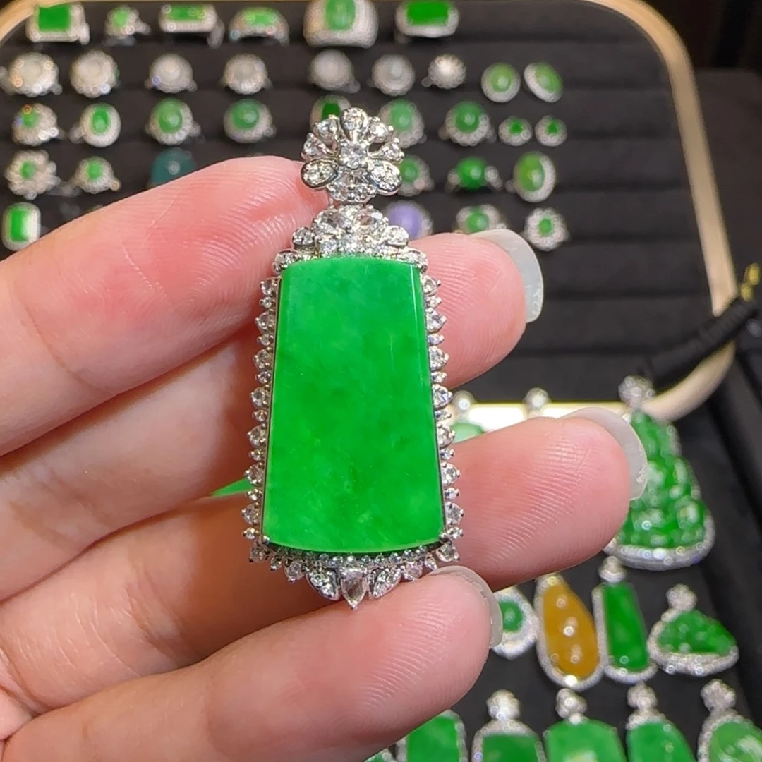 翡翠18K金镶嵌颈饰吊坠