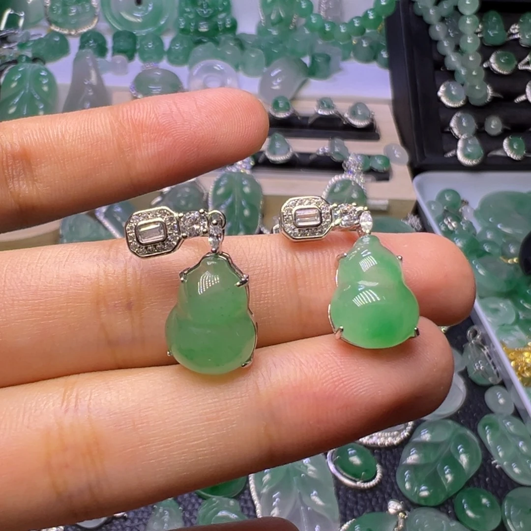 石英质玉（非洲翠）未镶嵌颈饰