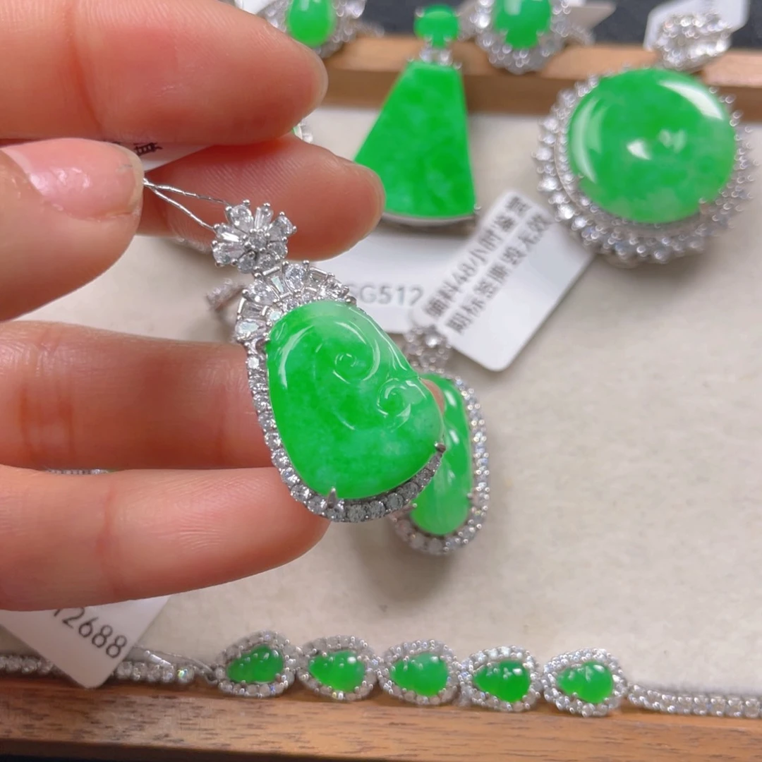 翡翠颈饰银S925镶嵌翡翠