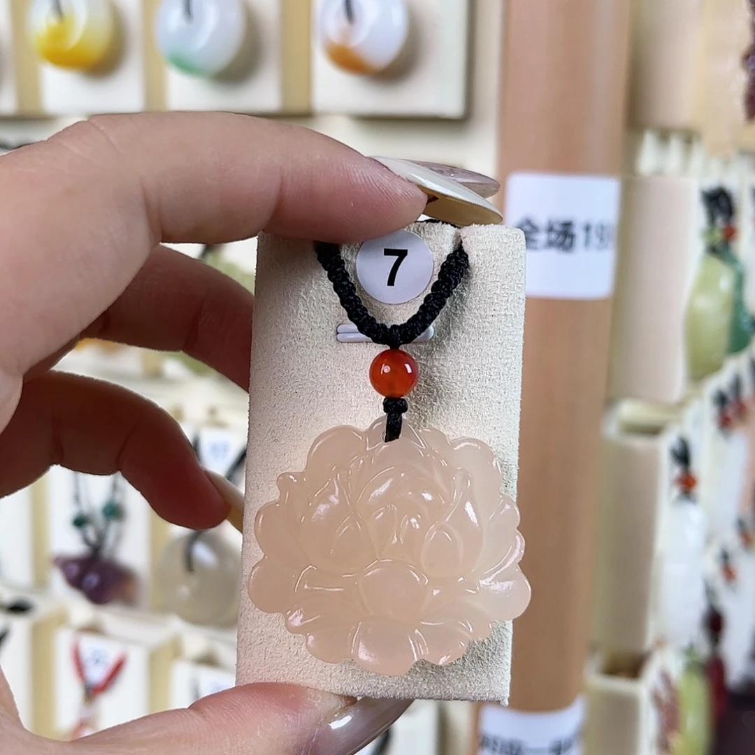 海***酥石英质玉未镶嵌颈饰