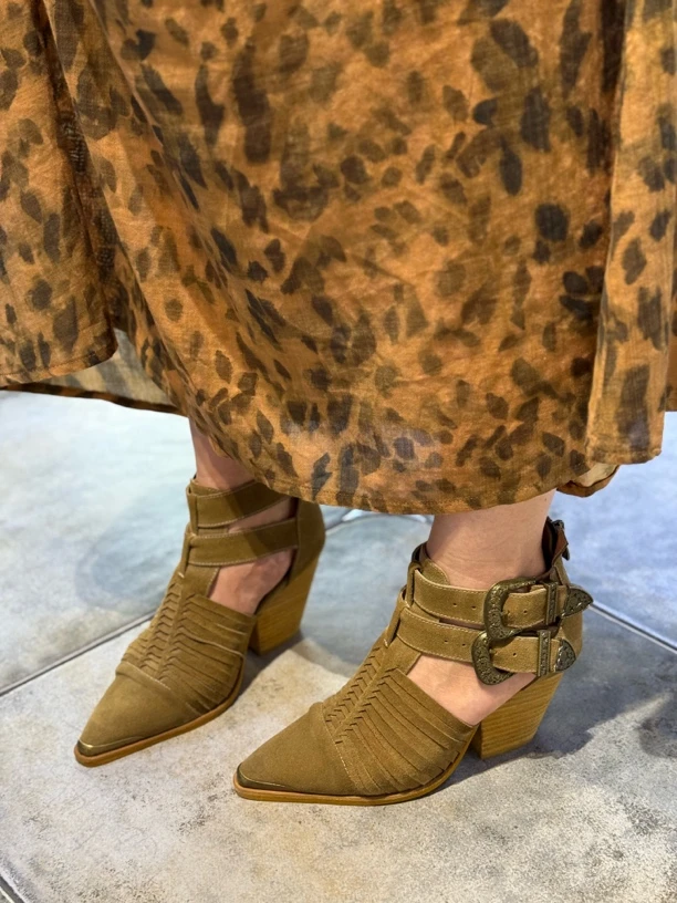 新款粗跟凉鞋 尖头真皮复古 夏天凉鞋 时尚款镂空夏季百搭