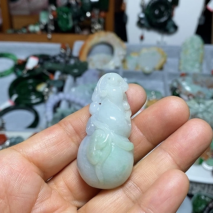 翡翠未镶嵌吊坠(赠链)