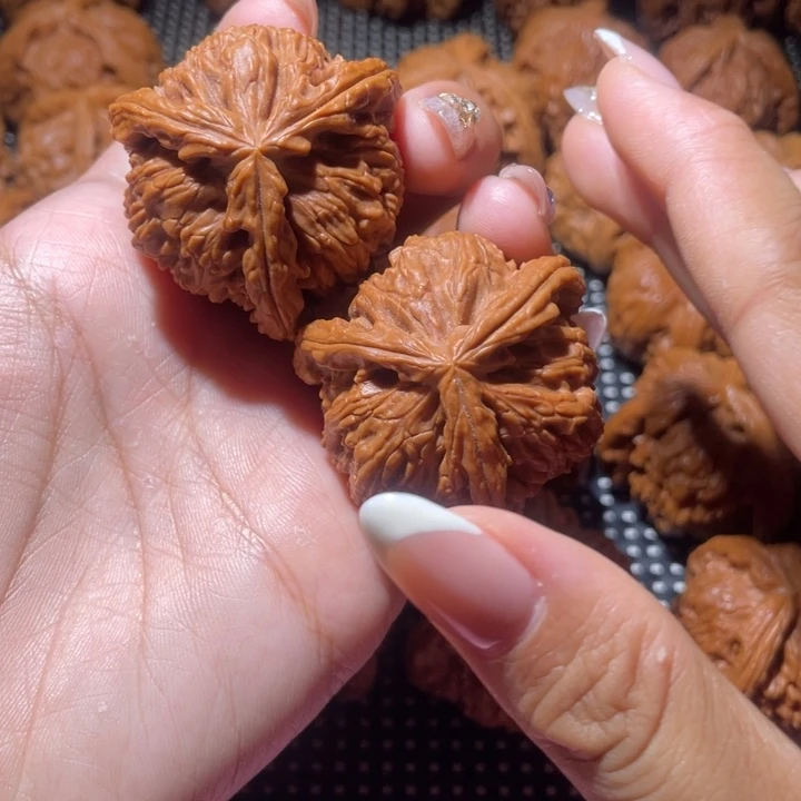 何***康文玩核桃吊坠白狮子