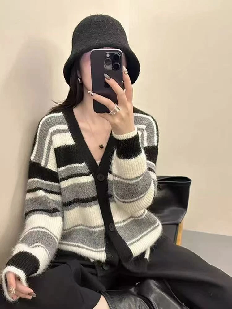 2025新款V领美拉德条纹长袖时尚女洋气早秋针织宽松毛衣外套
