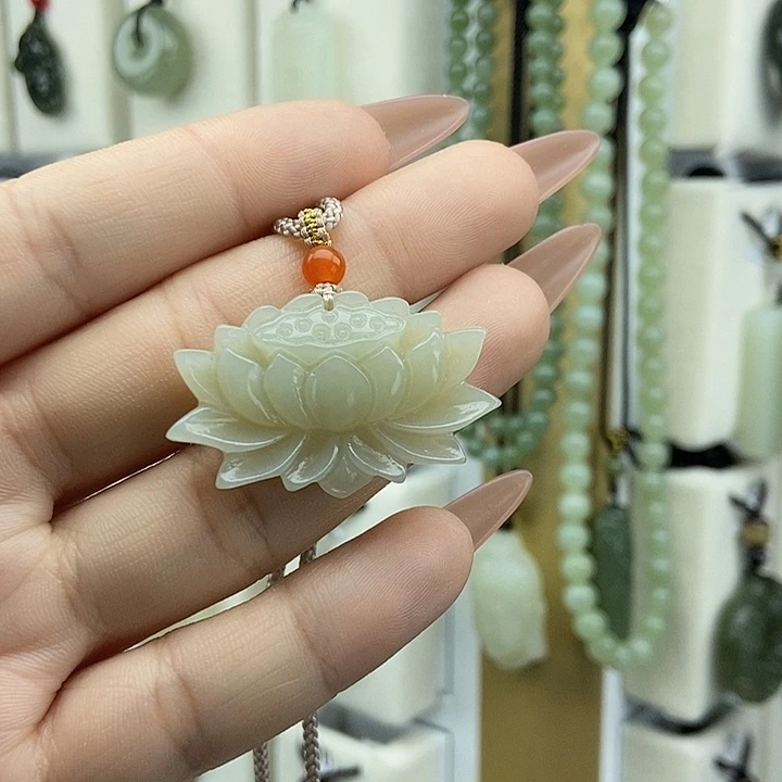 此***和田玉未镶嵌颈饰