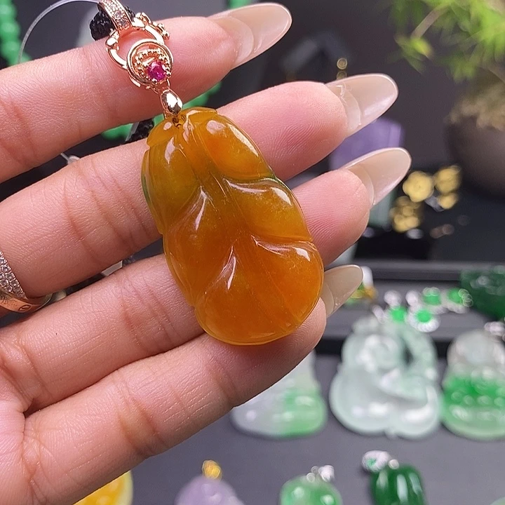 翡翠未镶嵌吊坠(赠链)