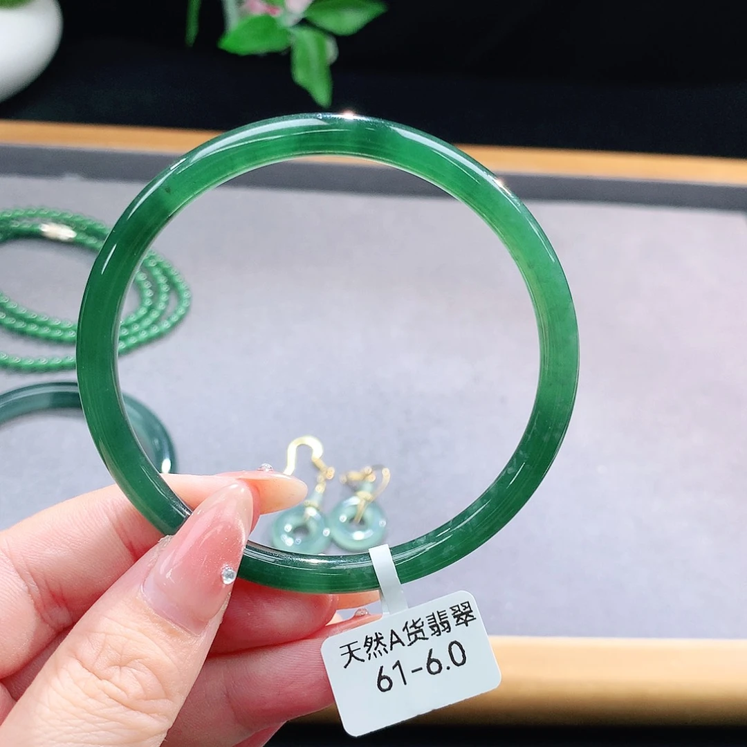 未镶嵌手镯（圆镯）翡翠