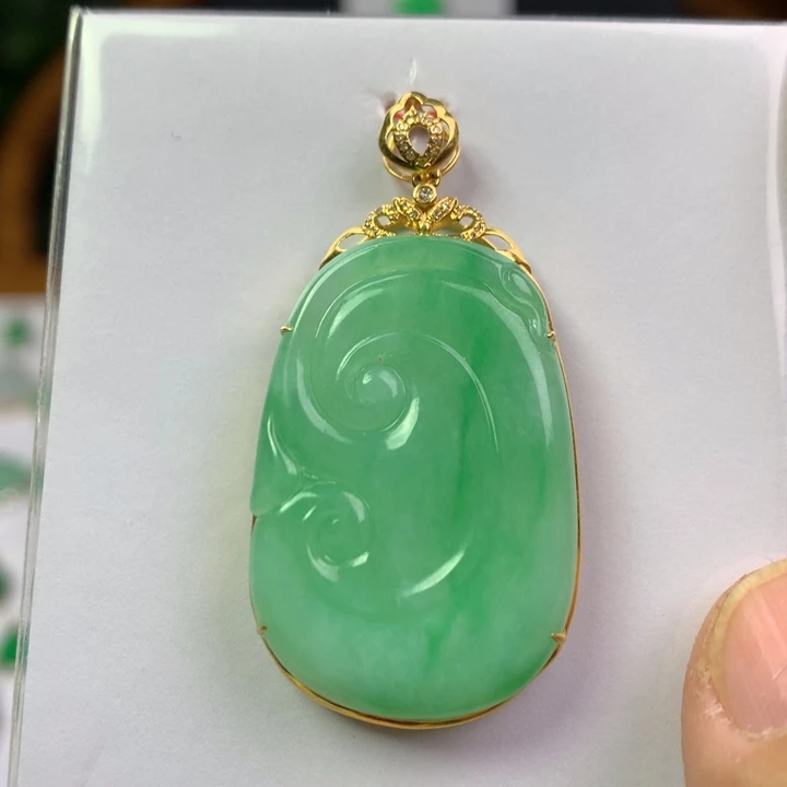 翡翠18K金镶嵌颈饰