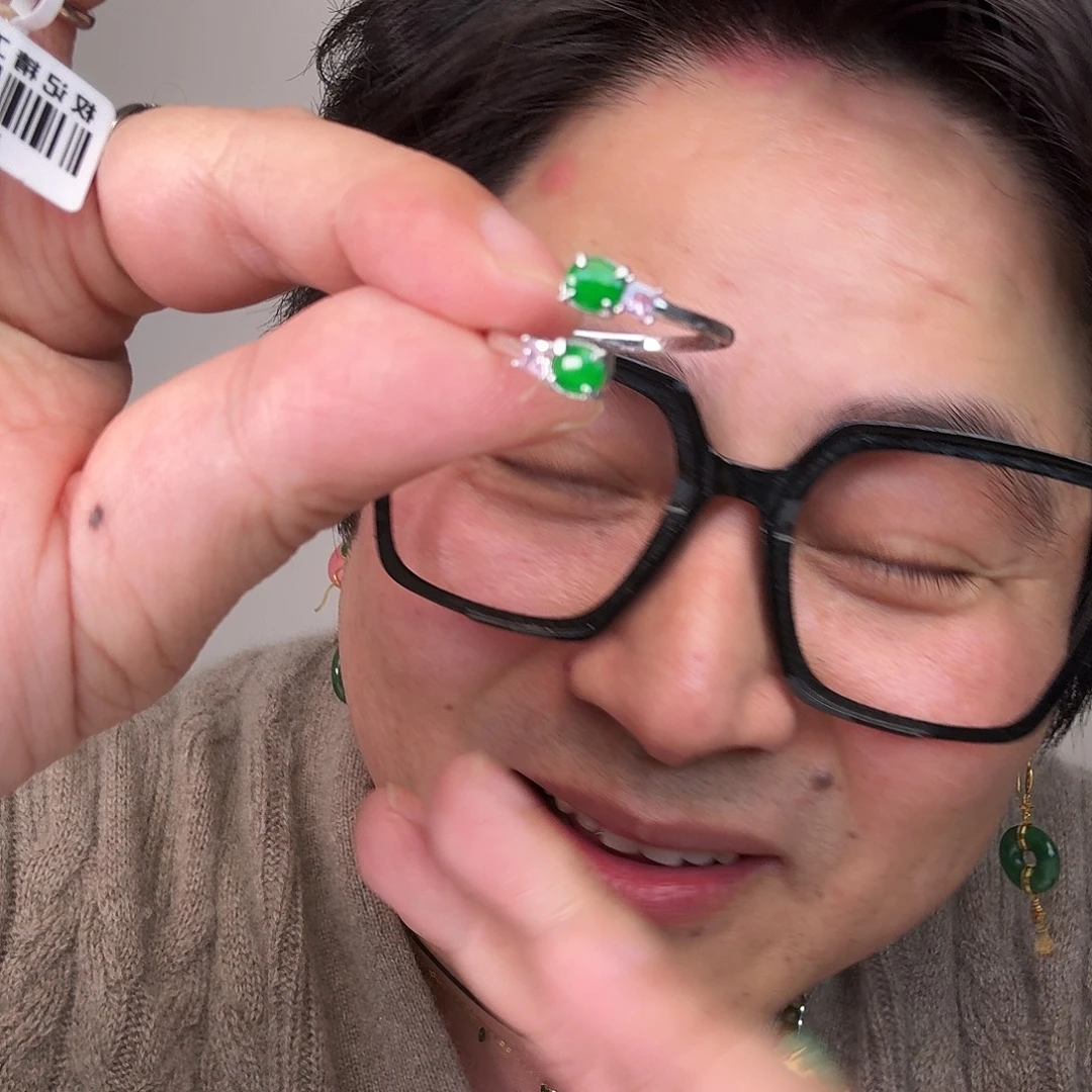 翡翠未镶嵌颈饰一件