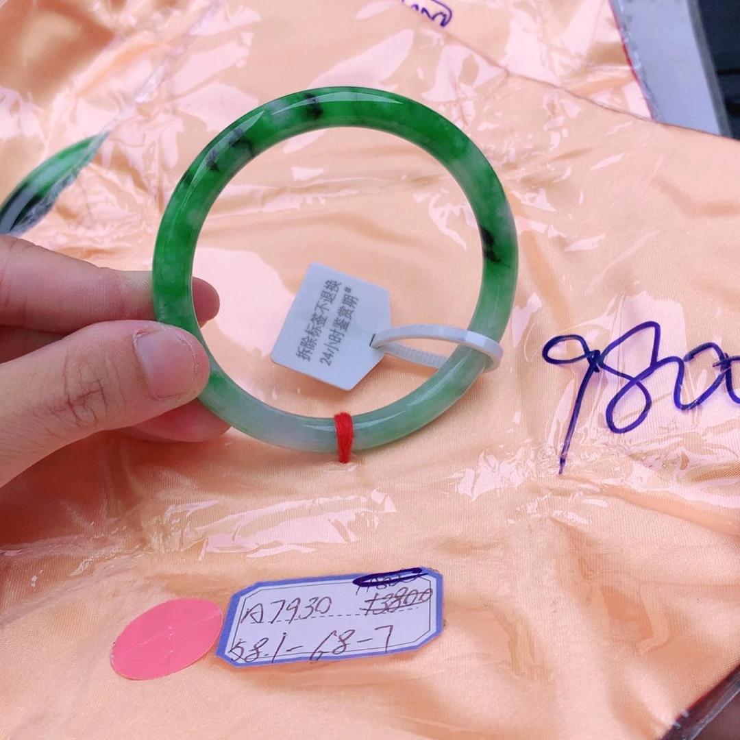 翡翠手镯未镶嵌我