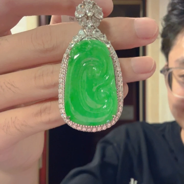 翡翠18K金镶嵌颈饰吊坠