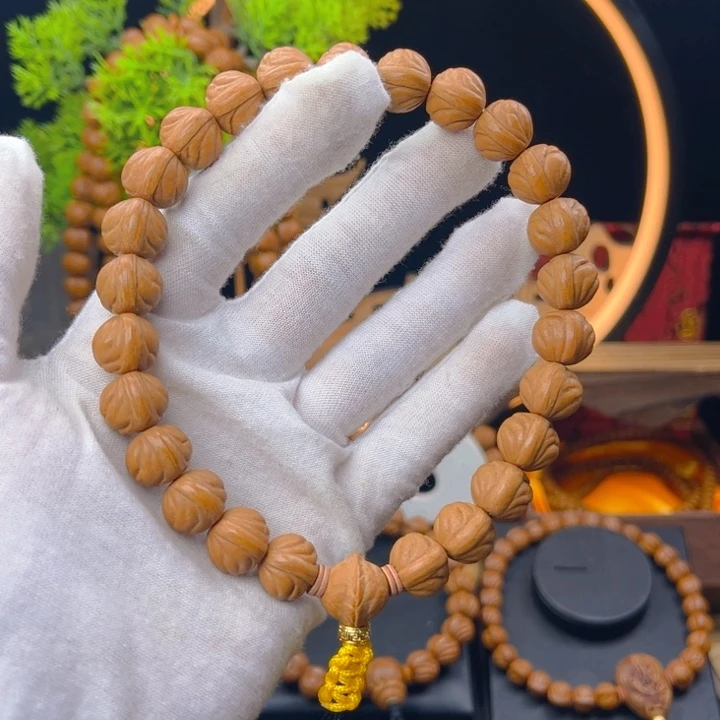 桃核吊坠没**挖野生桃核小奶豆手持