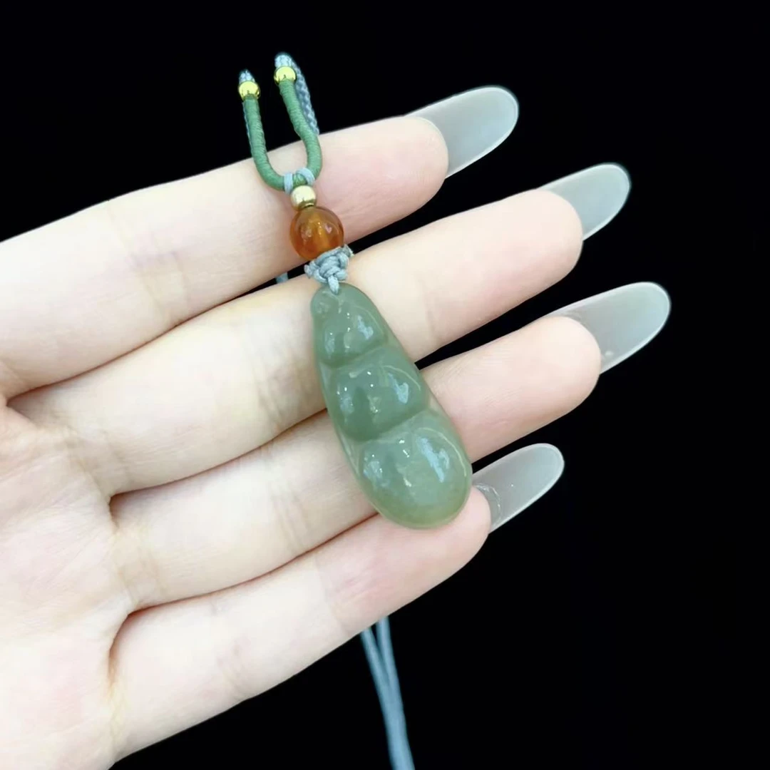 【中秋佳节】周大生和田玉吊坠四季豆福豆多子多福精致款送礼物首选