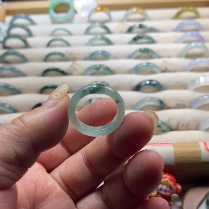 翡翠未镶嵌戒指飘花