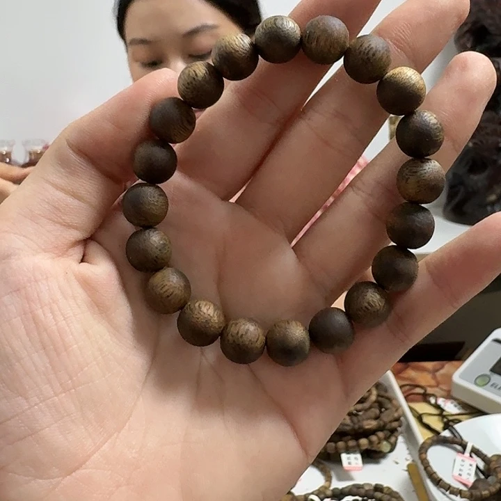 沉香手串透顶绿卡1.0 9克+
