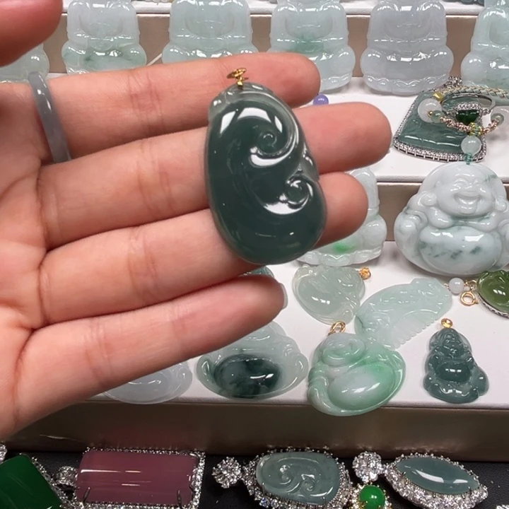 翡翠未镶嵌颈饰如意