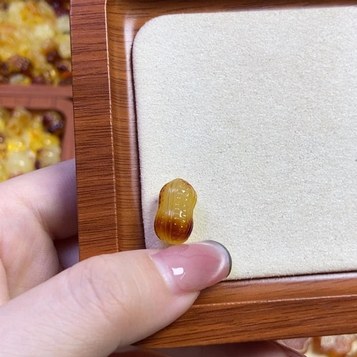 琥珀未镶嵌珠宝奇石花生