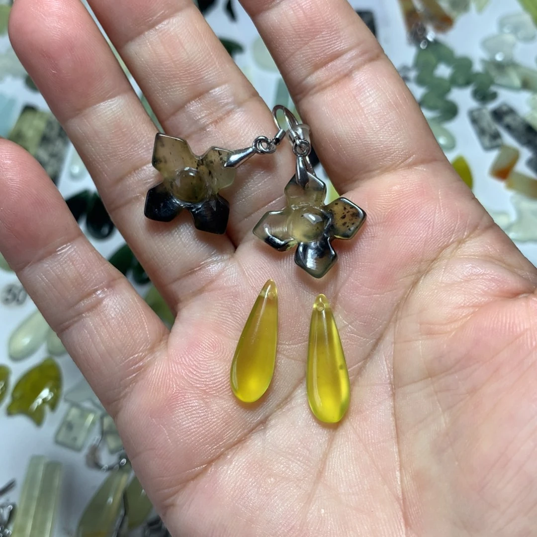 小***˘蛇纹石玉未镶嵌耳环