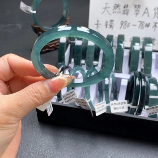 翡翠手镯未镶嵌小**?