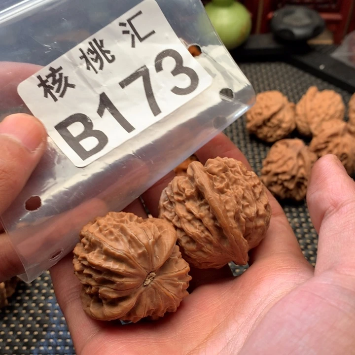 文玩核桃吊坠金麒麟