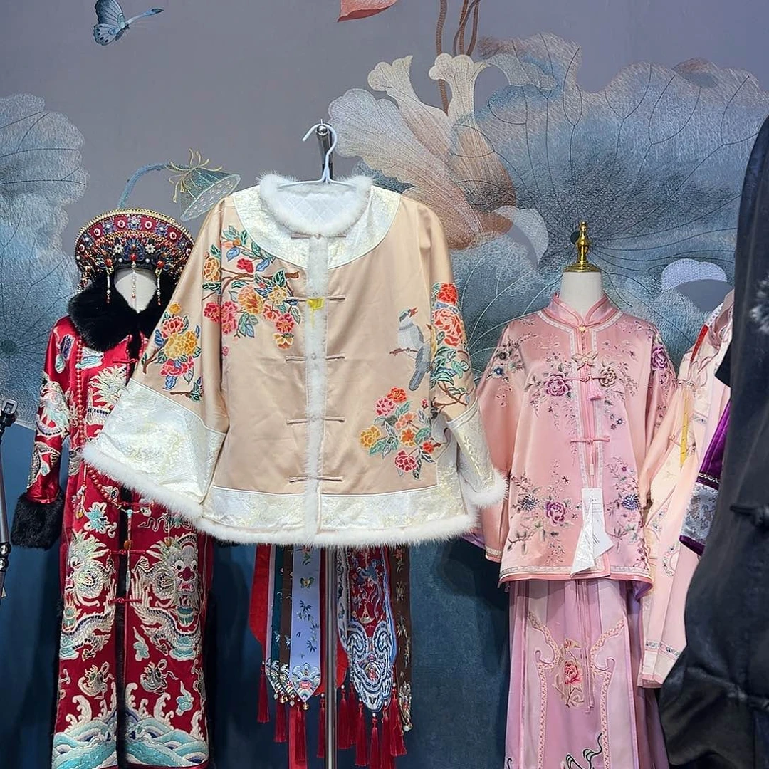 圆领中开重磅桑蚕丝纯手工老绣太太服