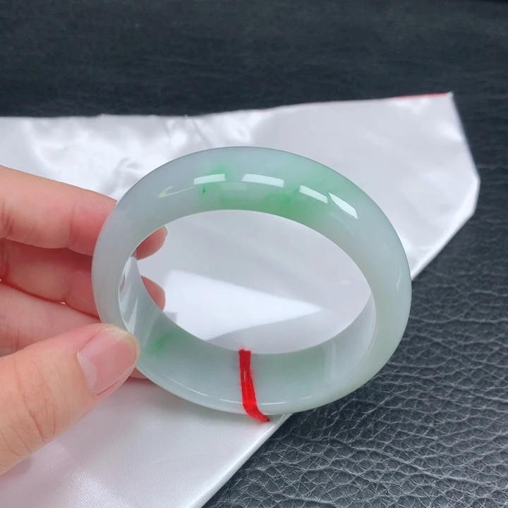 翡翠手镯未镶嵌。