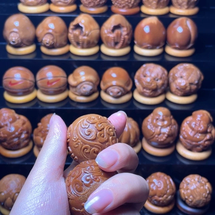 橄榄核把件一**经橄榄雕刻