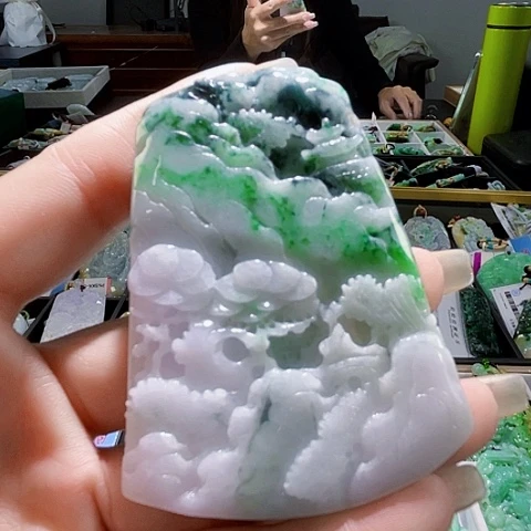 翡翠未镶嵌颈饰一个